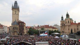 Davy fanoušků na Staroměstském náměstí.