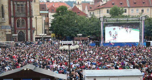 Davy fanoušků na Staroměstském náměstí.