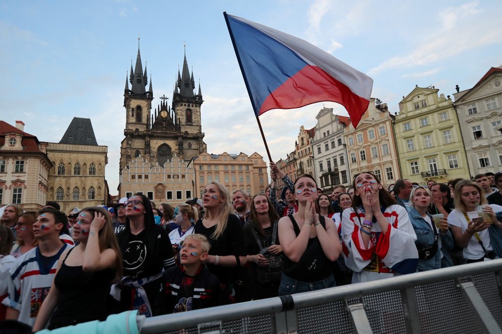 Davy fanoušků na Staroměstském náměstí.