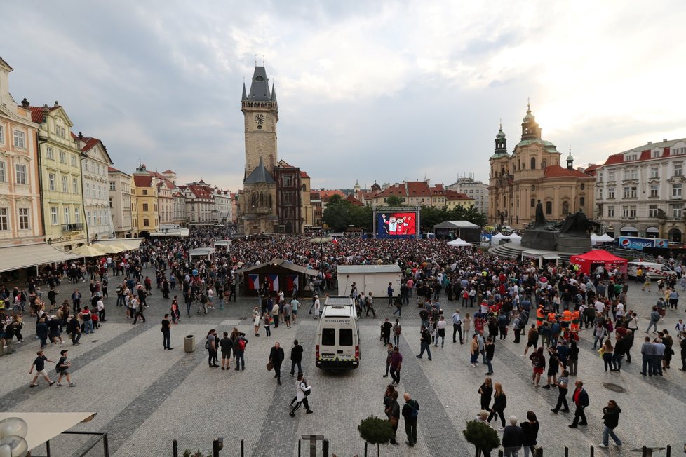 Davy fanoušků na Staroměstském náměstí.