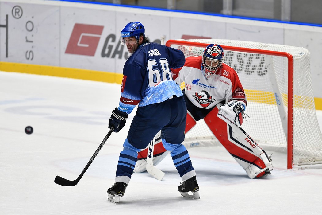 Pardubický brankář Jakub Štěpánek při utkání proti Kladnu stínil Jaromír Jágr