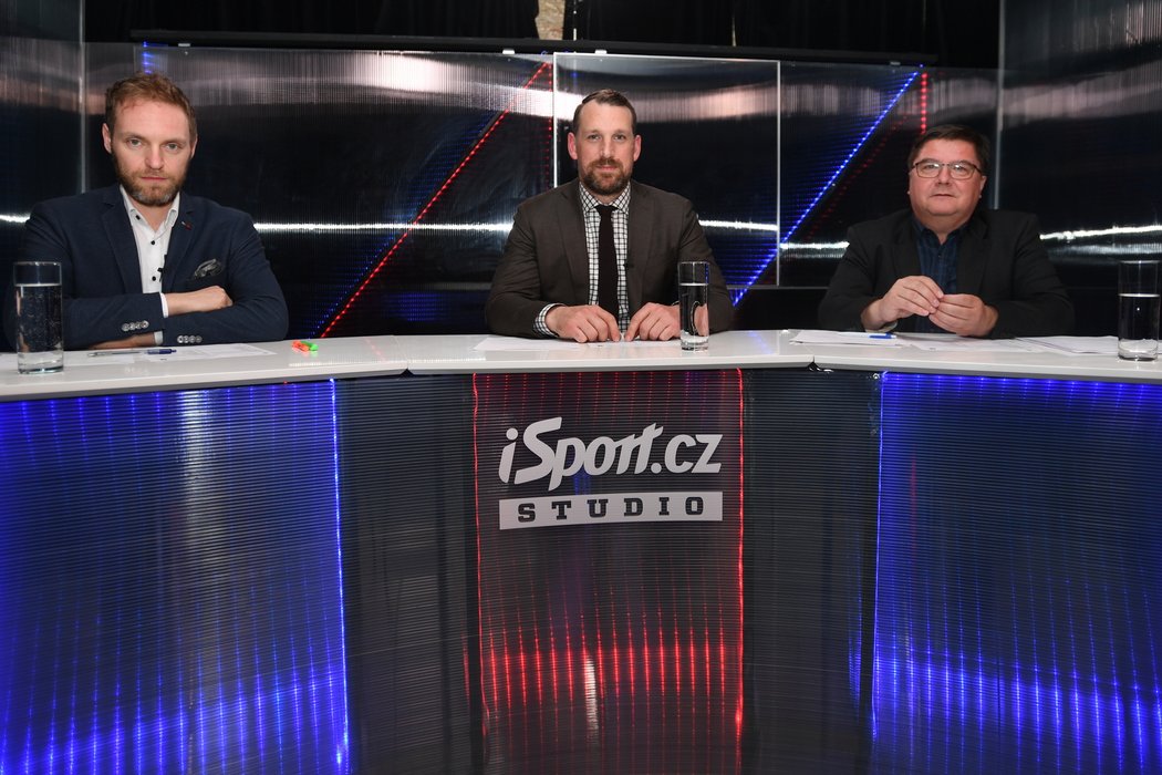 Zápas se Švýcarskem ve studiu iSport.cz: moderátor Tomáš Zetek, bývalý hokejista Jakub Koreis a redaktor Sportu Pavel Bárta.
