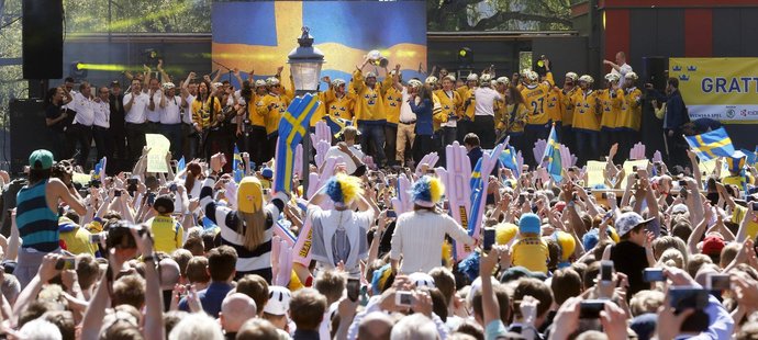 Švédští hokejisté jsou u fanoušků za hrdiny