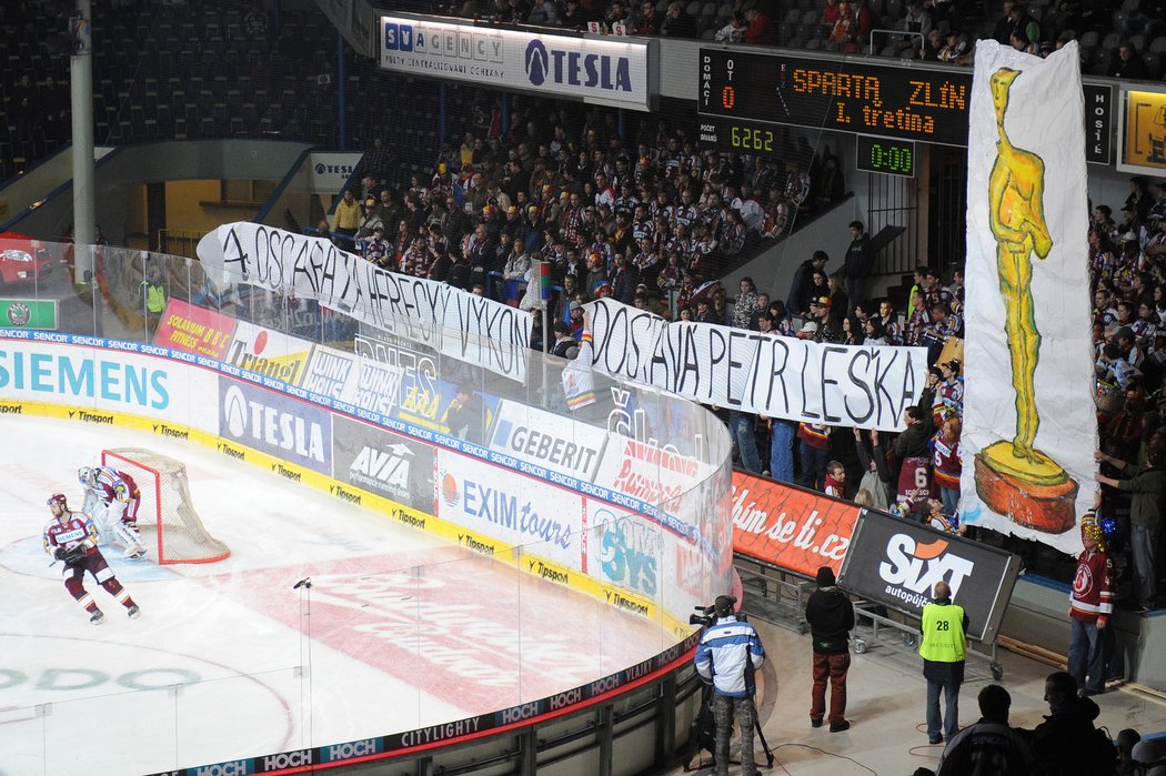 2009, Sparta - Zlín. Domácí kotel vyčítal hostujícímu útočníkovi simulantské sklony.