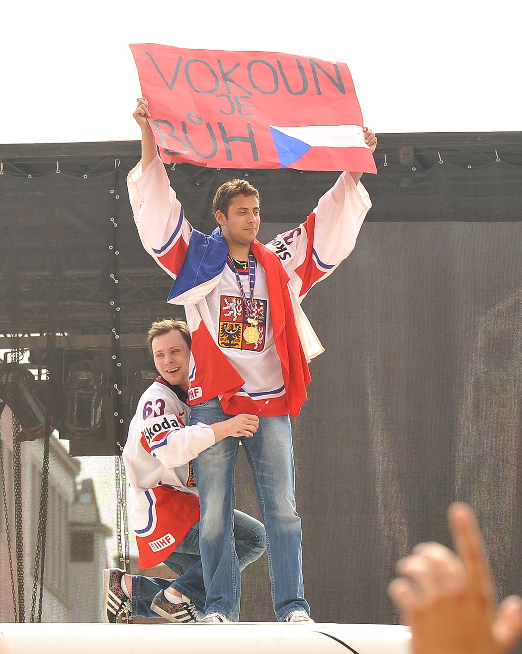 2010, návrat z MS. Nečekané a stále poslední české zlato ze světového šampionátu. Klíčovým mužem byl brankář Tomáš Vokoun, což potvrdil i transparent, který držel jeho náhradník Ondřej Pavelec.