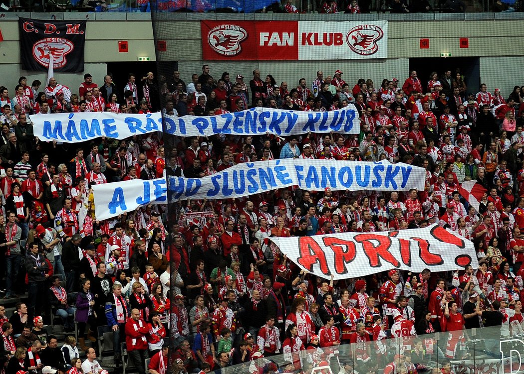 2013, Slavia - Plzeň. Jeden aprílový transparent ze semifinále play off o &#34;náklonnosti&#34; fanoušků Slavie k Plzni.