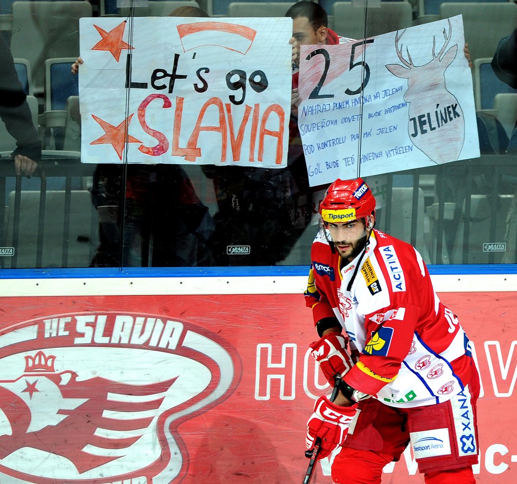 2013, Slavia -Plzeň. Fanoušci Slavie při extraligovém semifinále proti Plzni.