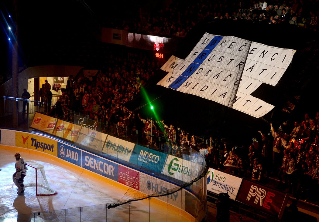 2014, Sparta - Kometa. Domácí fanoušci při semifinále play off dali dohromady doplňovačku, v jejíž tajence se ukrýval název města, odkud pocházel soupeř Sparty.