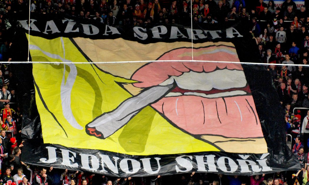 2015, Mountfield HK - Sparta. Hradečtí fanoušci a jejich bojový transparent v utkání čtvrtfinálové série proti Spartě.