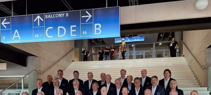 Hokejové legendy si přišly zavzpomínat i pobavit se do O2 areny. Program se slavnostním nádechem vygradoval zápasem Česko – Norsko.