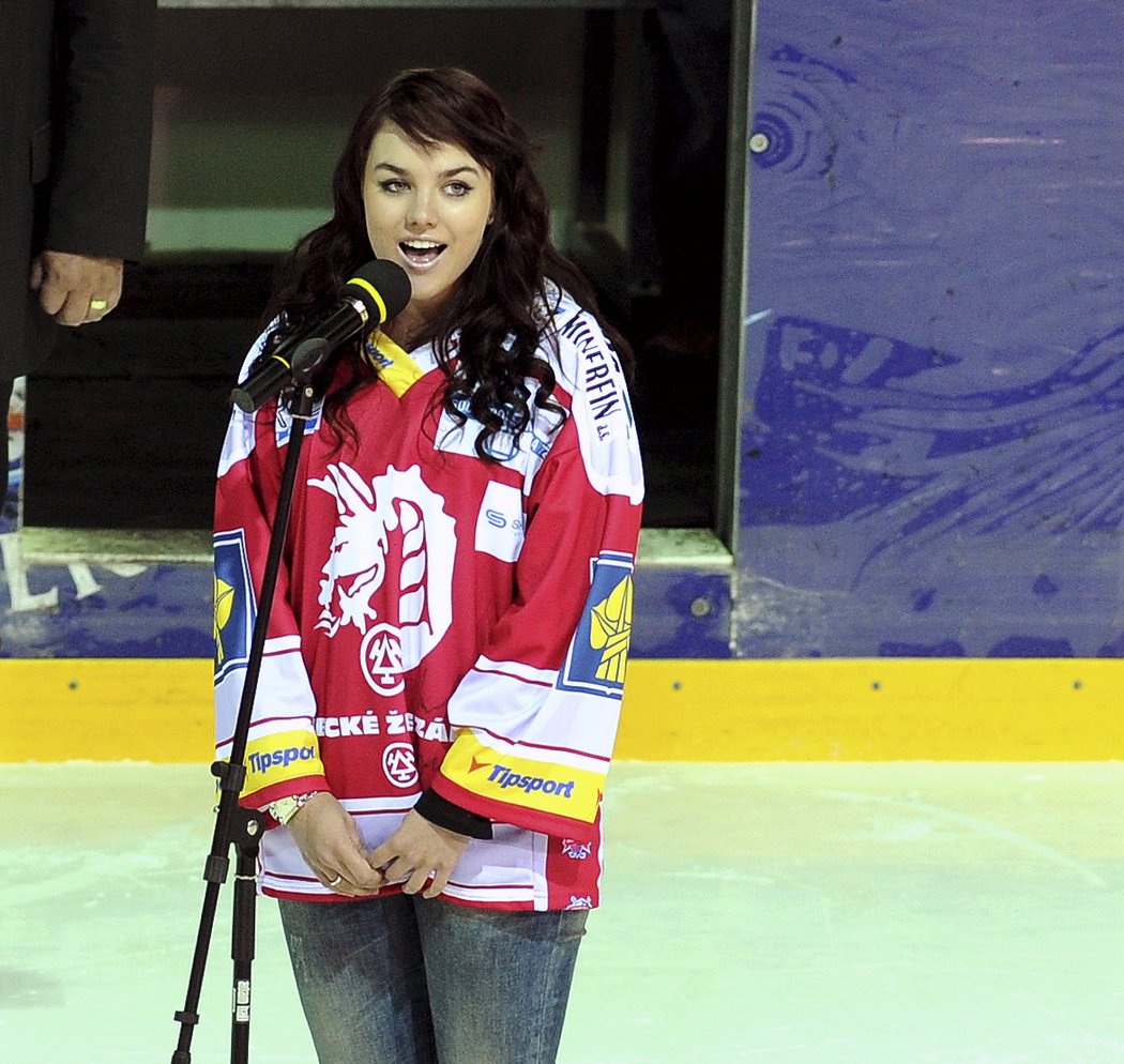 Ewa Farna zpívá v třineckém dresu českou hymnu před začátkem finálové série s Vítkovicemi v sezoně 2010/11