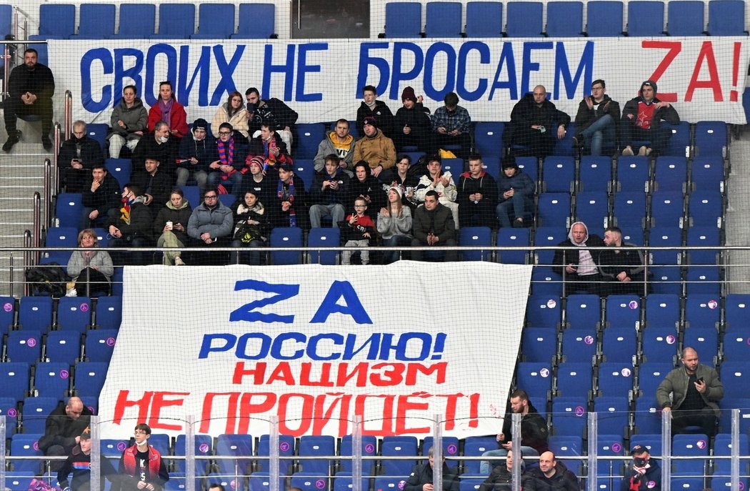 Za Rusko. Nacismus neprojde. Takový transparent vyvěsili fanoušci CSKA Moskva při zápase play off KHL.
