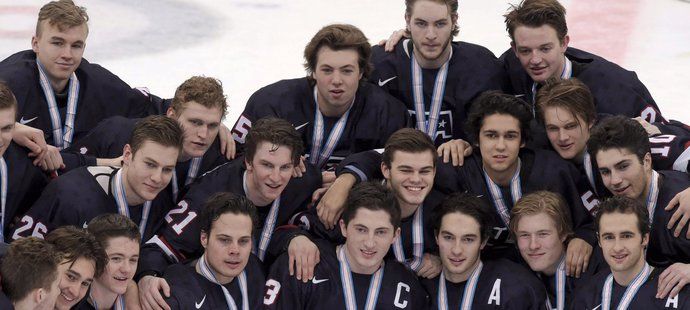 Hokejisté Spojených států se radují ze zisku bronzových medailí