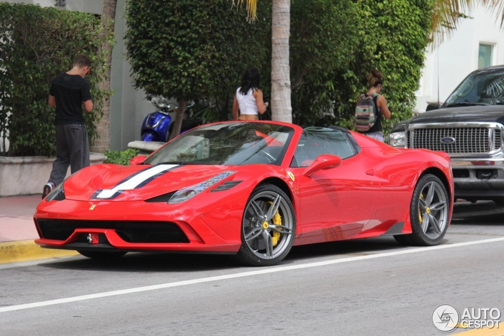 Nedvěd je jedním z 499 majitelů Ferrari 458 Speciale A.