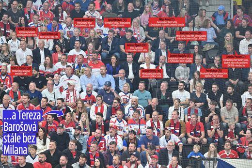 Ikony v hledišti O2 areny sledovaly zápas Česko vs. Norsko na jedné tribuně. Ikony v hledišti O2 areny sledovaly zápas Česko vs. Norsko na jedné tribuně.