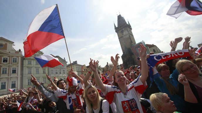 Staroměstské náměstí plné skákajících Čechů