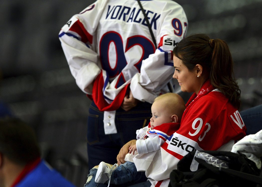 Voráčkova přítelkyně Nicole se synem Jackem v hledišti během mistrovství světa