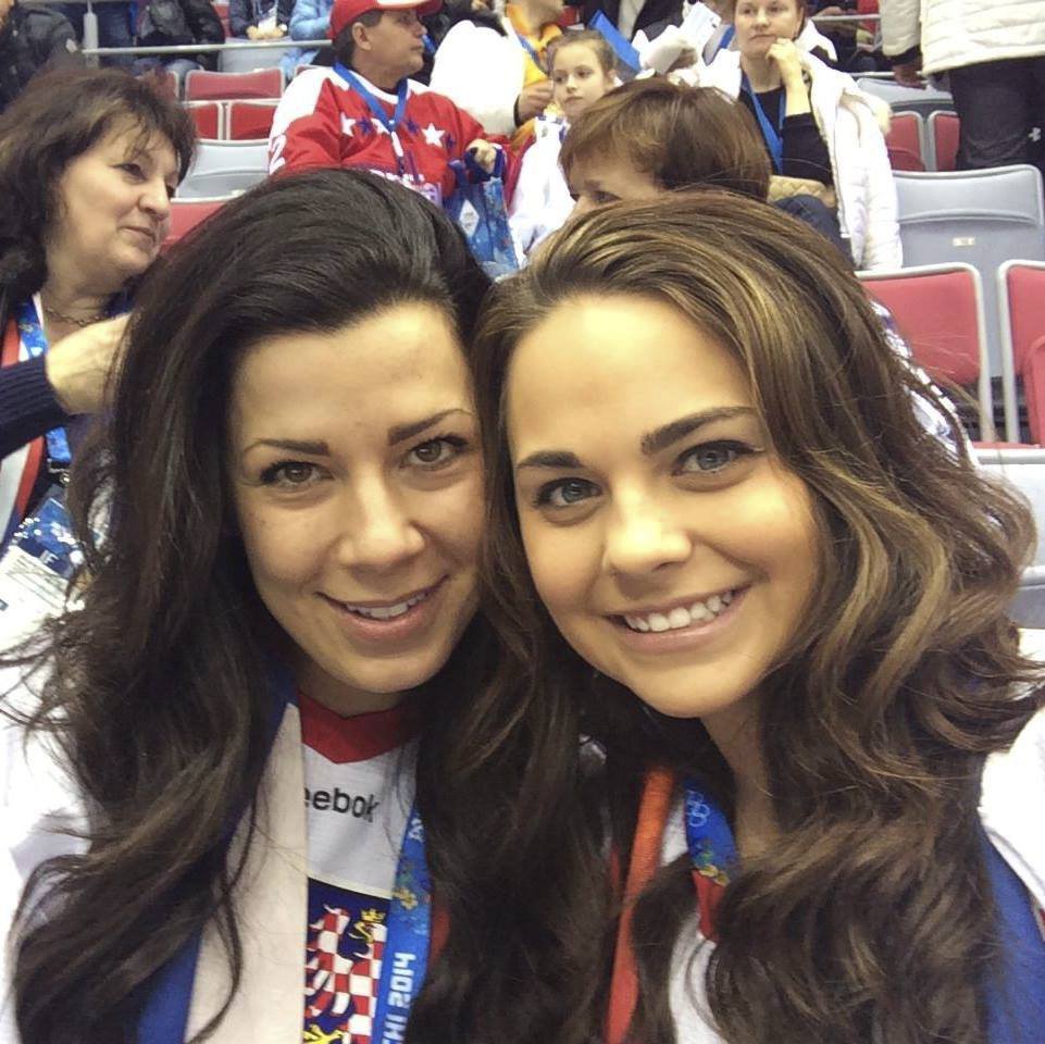 Nicole (vpravo) se stala českou fanynkou.