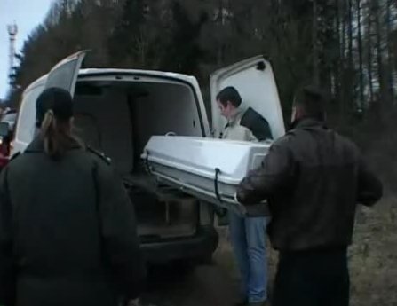 Pohřebáci nakládají tělo Marka Liptaje
