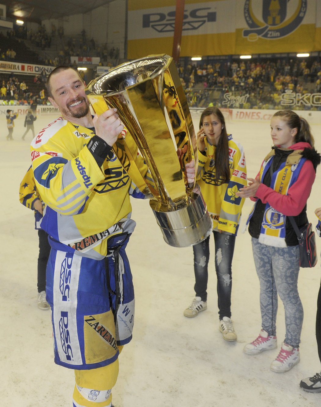 Tak slaví mistr! Kapitán Petr Čajánek s pohárem pro vítěze hokejové extraligy, který získal poprvé během svojí bohaté kariéry. Ve finálové sérii Zlín porazil 4:1 na zápasy Kometu Brno.