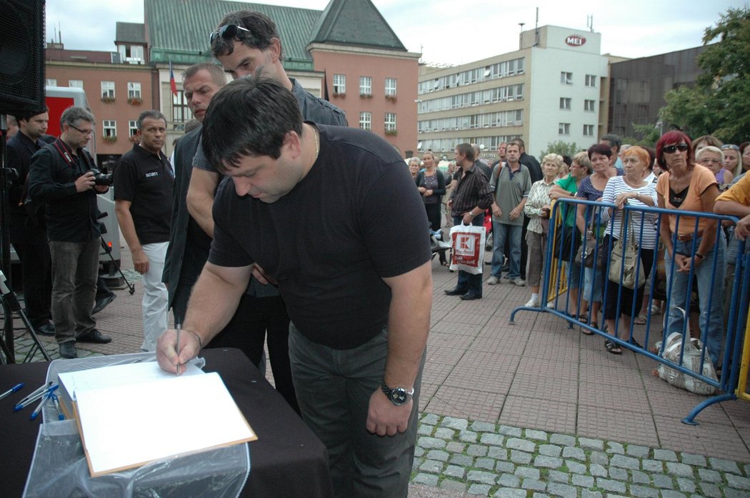 Na náměstí je také kondolenční kniha, kam příchozí zapisují své soustrastné vzkazy