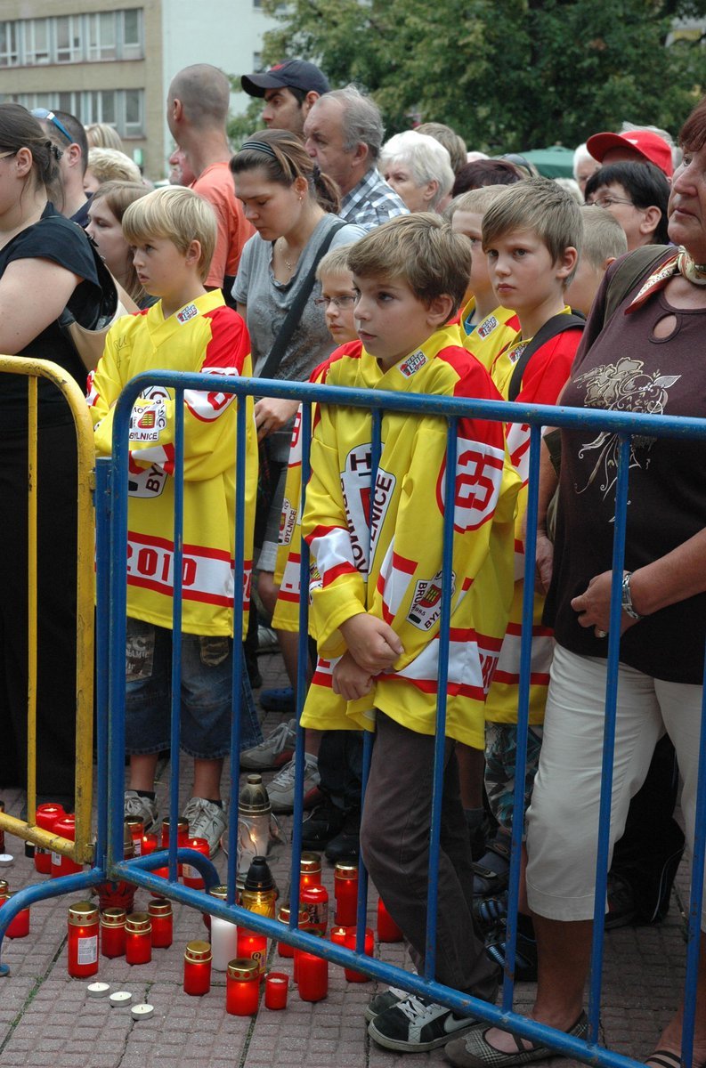 S Karlem Rachůnkem se přišli v dresch rozloučit i malí hokejisté