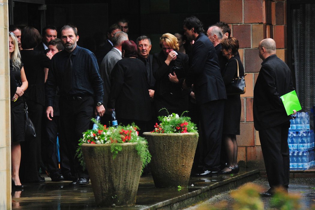 Zhroucení příbuzní a kamarádi se přišli rozloučit s Karlem Rachůnkem