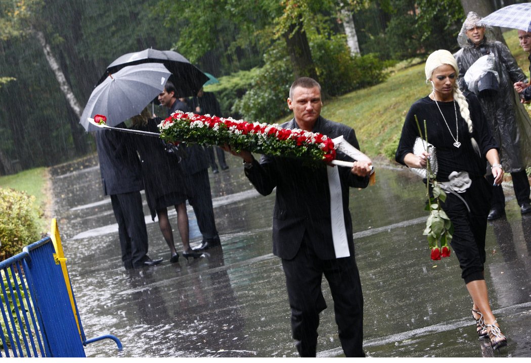 Hokejka Karla Rachůnka obalená květinami