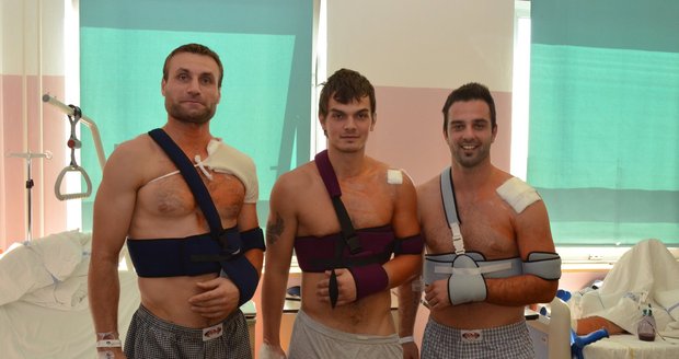 Extraligoví hokejisté Jareš, Zavřel a Svoboda sdílí stejný osud na stejném pokoji ortopedie olomoucké fakultní nemocnice. Všichni také mají zraněno levé rameno.