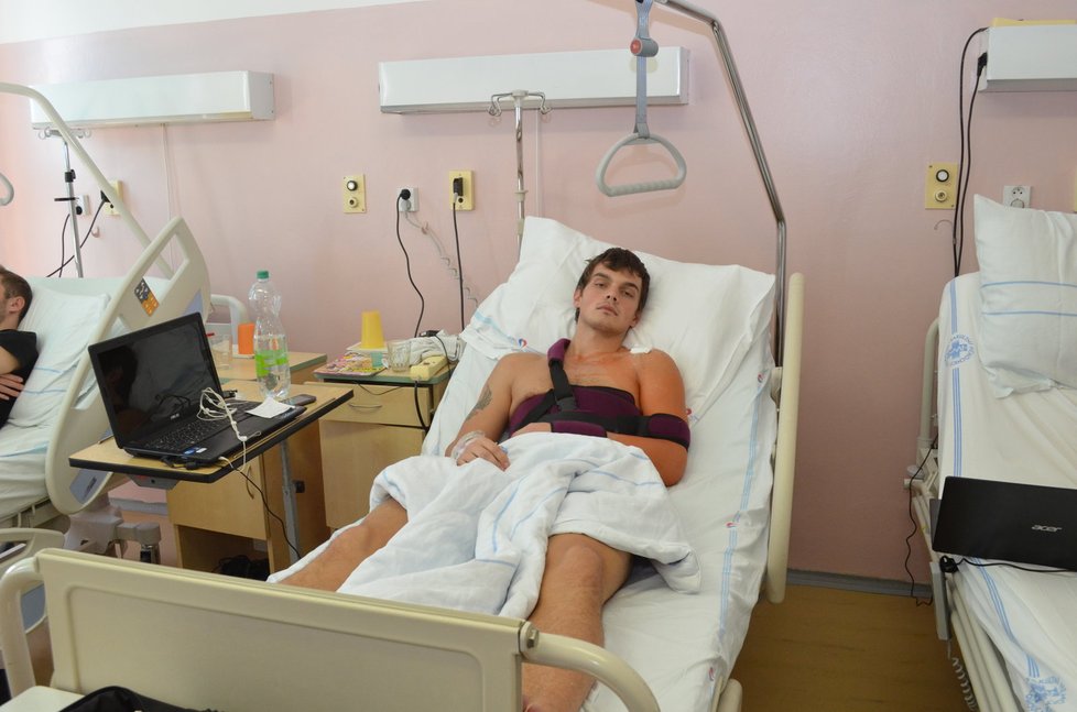 Marku Zavřelovi musel po prudkém nárazu do mantinelu ortoped Radomír Holibka opravit vykloubené rameno a roztržené ramenní kloubní pouzdro.
