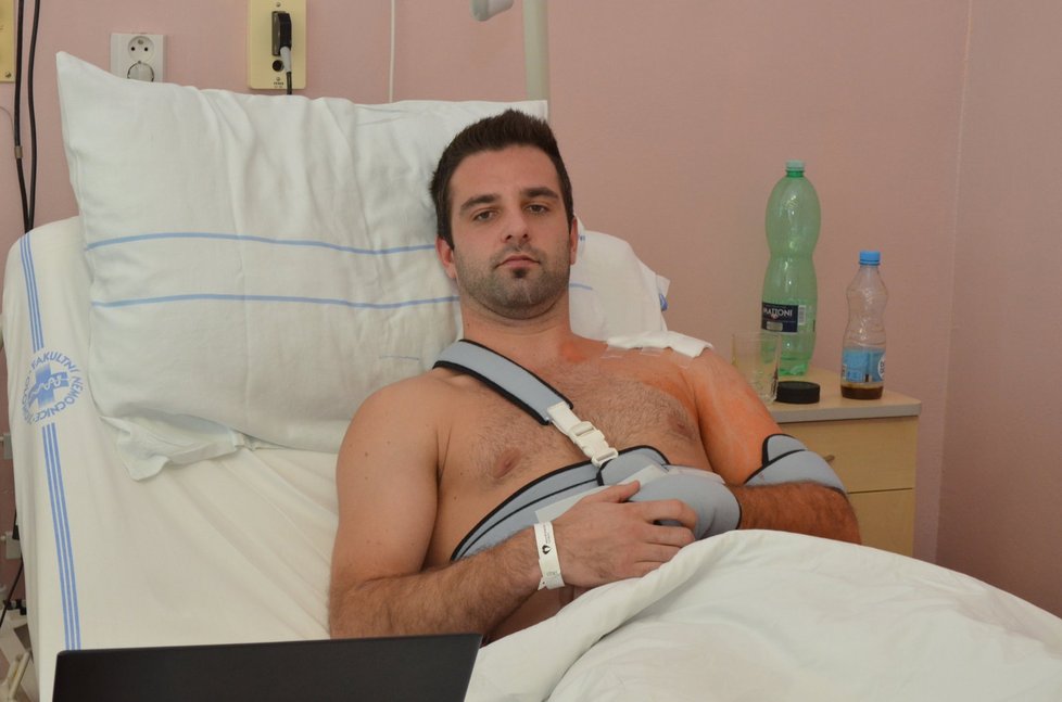 Tomáš Svoboda vjel mezi čtyři hráče a s vytrženou klíční kostí z lopatkového skloubení skončil v olomoucké nemocnici