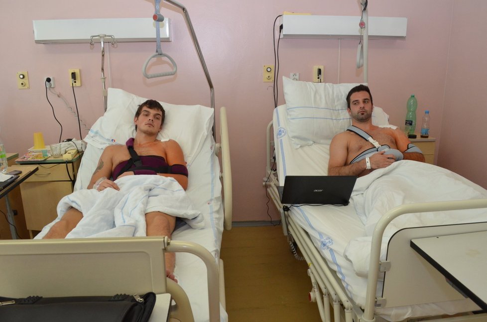 Marek Zavřel (vlevo) a Tomáš Svoboda (vpravo) hrají každý za jiný tým. V olomouocké nemocnici však mají společný pokoj a postele vedle sebe.