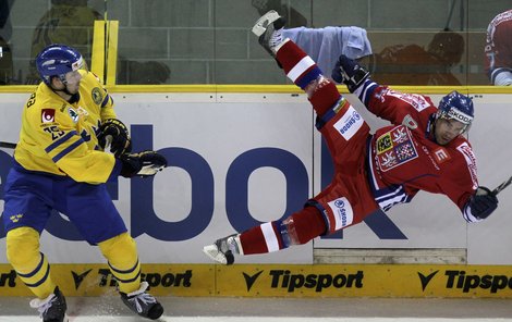 Švéd Mattias Karlsson nechal Zbyňka Irgla proletět u mantinelu, ale nakonec se radovali Češi.