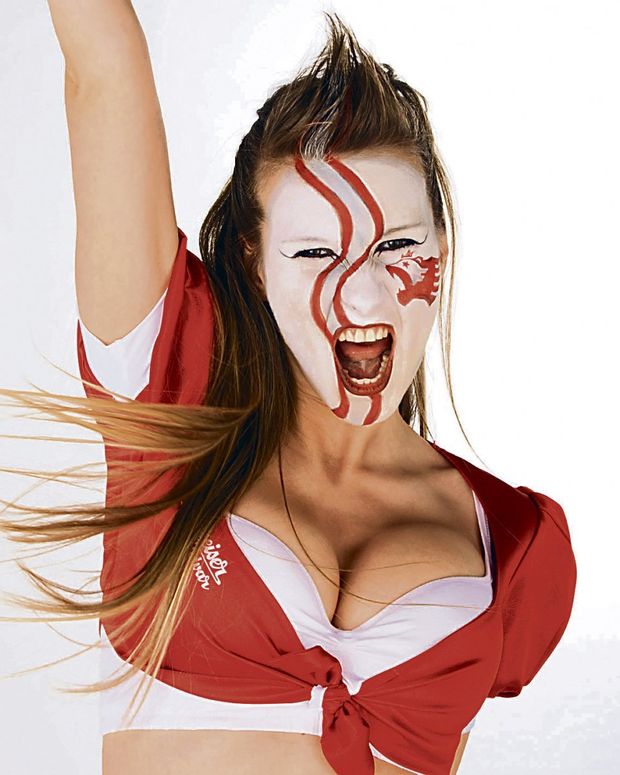 Budvarbaba Nikola jako fanynka Slavie. Budvarbaba Nikola jako fanynka Slavie.
