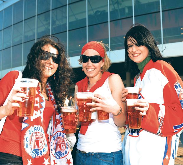 Tři fanynky Slavie. Tři fanynky Slavie.