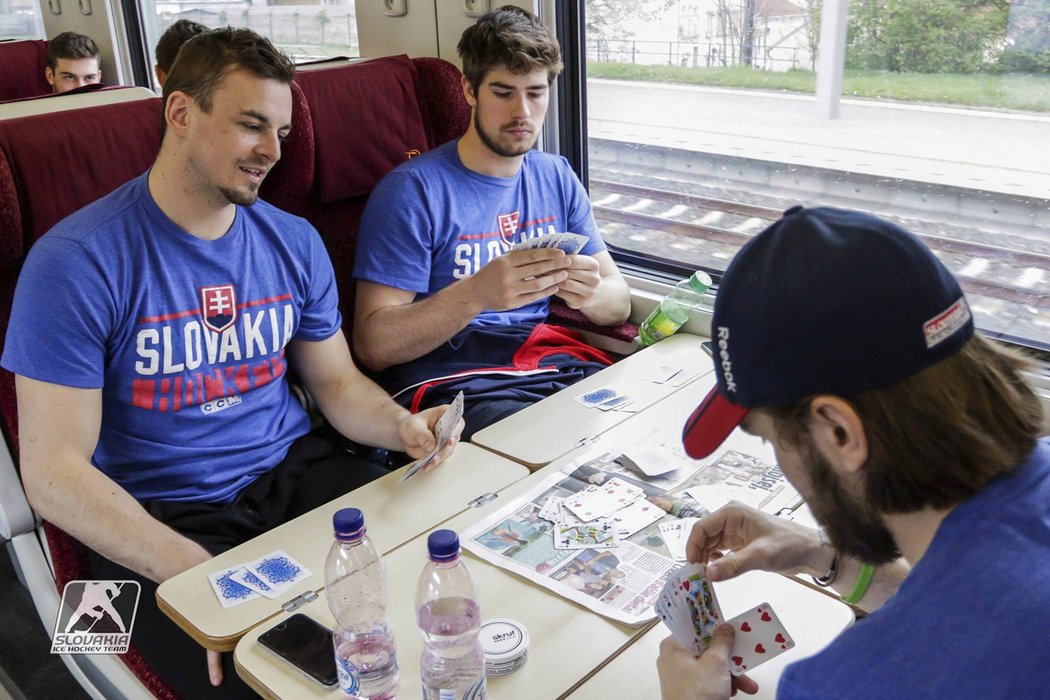 Slováci se přesouvají na zápasy vlakem a mastí u toho karty