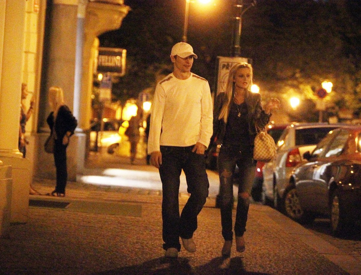 Petr Průcha, toho času bez přítelkyně, míří k taxíku s půvabnou blondýnkou.