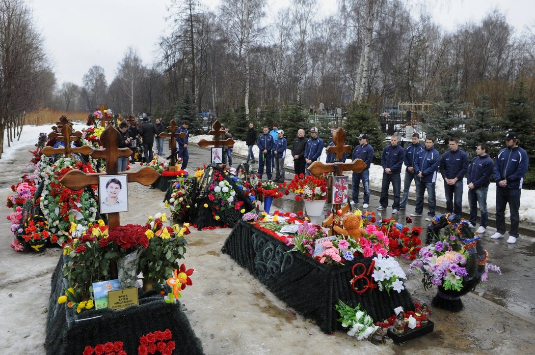 Na snímke slovenskí hokejoví reprezentanti na cintoríne v Jaroslavli.