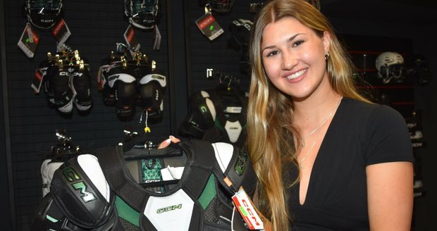 Hokejistka Linda Vocetková (19) drží v ruce ženskou vestu, která je vytvarovaná pro ženská ňadra.