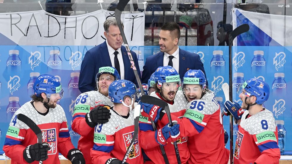 Radost českých hokejistů. Zopakují úspěch z domácího MS na olympiádě?