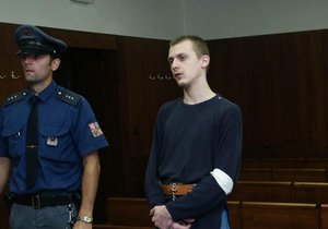 Takto vypadal Michal Holajn před 17 lety, kdy vraždou matky zahájil svou trestaneckou kariéru. Nyní puituje za mříže na dalších 11,5 roku za týrání partnerky a jejíd dcery.
