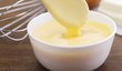 Holandská omáčka se připravuje šleháním ve vodní lázni z másla, žloutku a vína nebo citronové šťávy