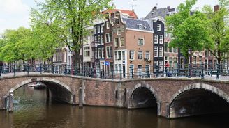 Konec přeplněných ulic?  Amsterdam zvyšuje turistickou daň!