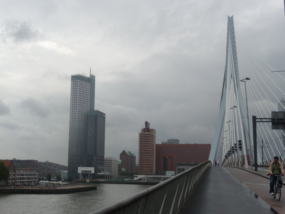 Tenhle most je symbolem Rotterdamu...