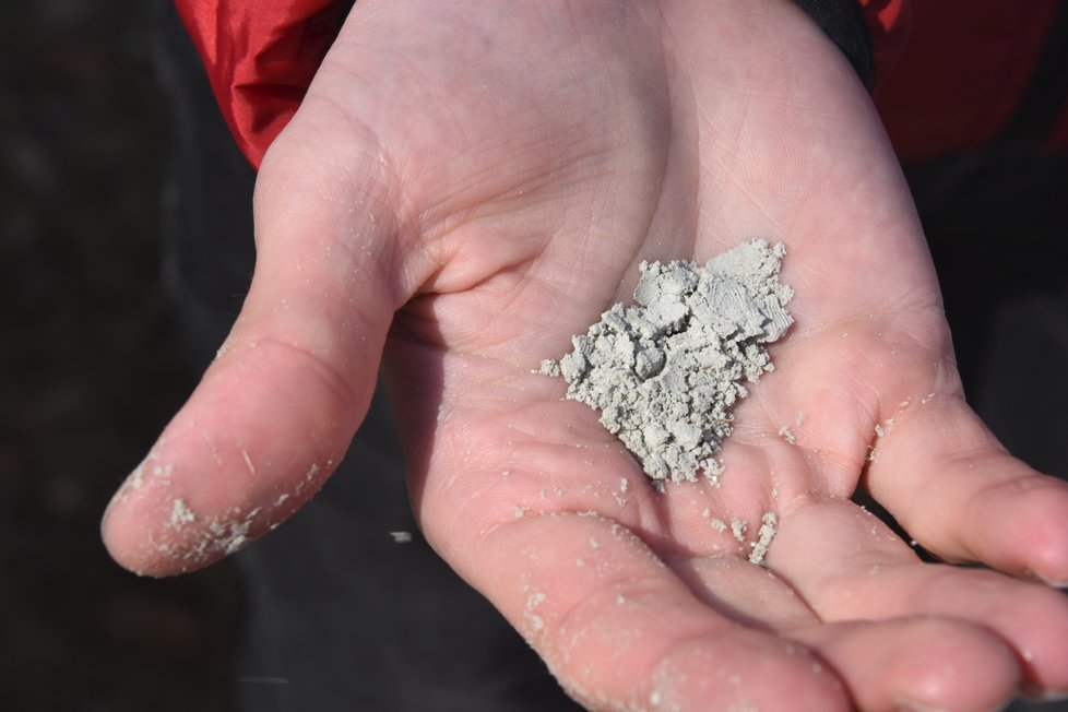 Přísada RoadCem se skládá z alkalických látek. Za hlavní devízu šedého prášku zmiňuje Herremans lepší hydrataci cementu, která zvyšuje pružnost konstrukcí.