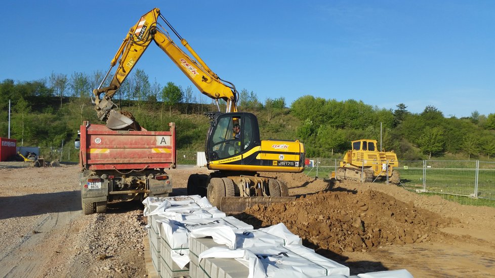 Jelikož RoadCem umí zpracovat většinu organických složek v zemině, počet odváženého materiálu se smrskává na minimum