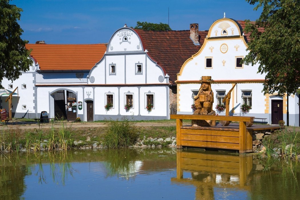 Uprostřed holašovické návsi nemůže chybět rybníček.