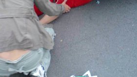 Lidé se snaží děvčátko okamžitě vytáhnout z pod autobusu a dát mu resuscitaci. Pavlínka už nežije.