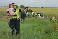 Dívej se jinam, maličká! Policista odvádí pozornost holčičky, v autě jí zemřel táta