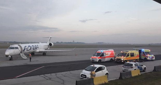 Nouzové přistání v Budapešti: Holčička (†4) zemřela za letu přímo na palubě letadla